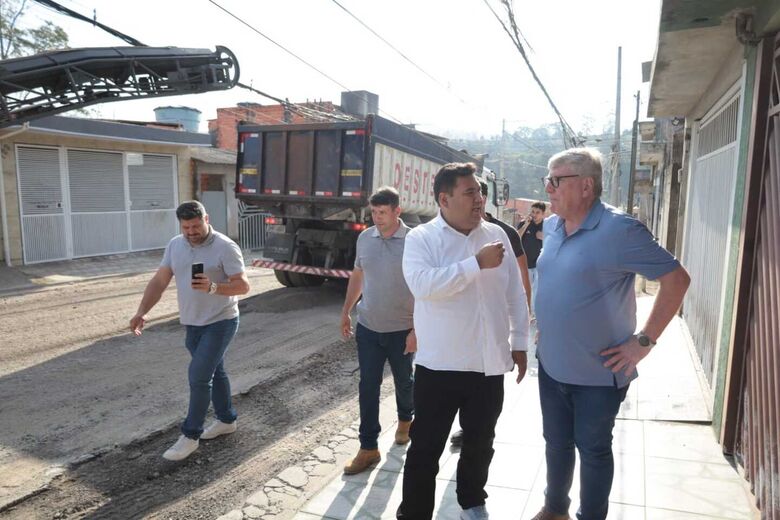 Pavimentação de rua dá início a conjunto de obras na Vila Fátima