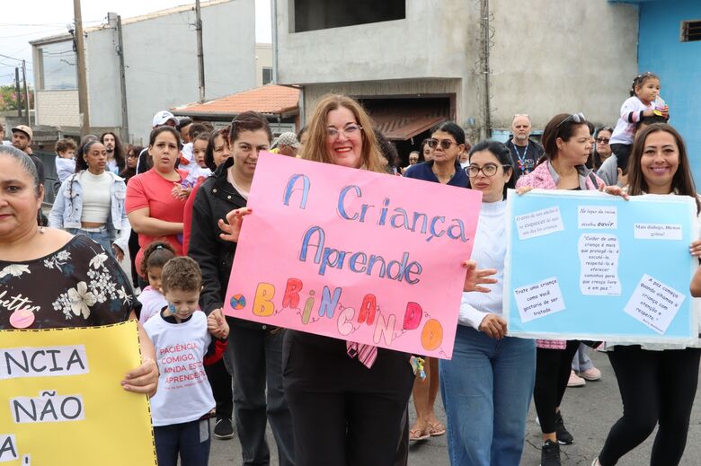 Educação realiza passeata em combate à violência contra crianças