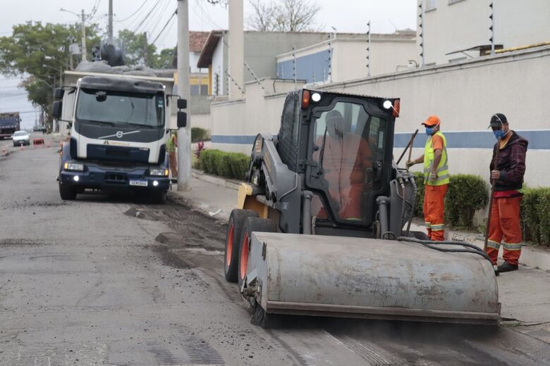 Suzano avança com obra de pavimentação no Casa Branca