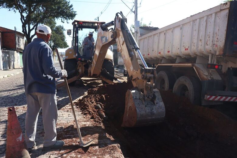 Pedro Ishi acompanha obras de pavimentação no Parque Maria Helena