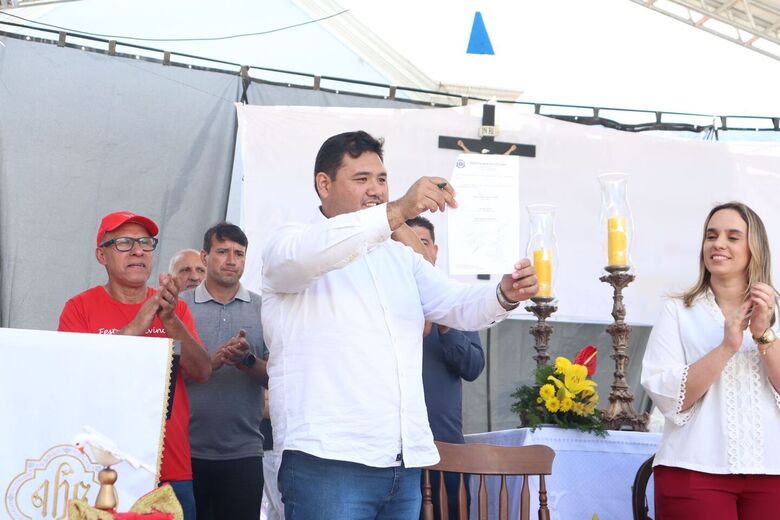 Pedro Ishi assina decreto que oficializa tombamento da Igreja do Baruel