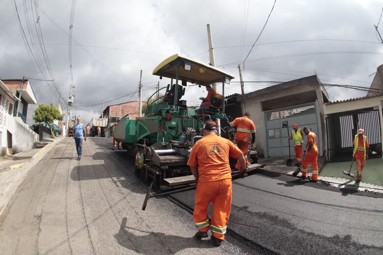 Suzano inicia aplicação de asfalto em ruas da Vila Fátima em Palmeiras