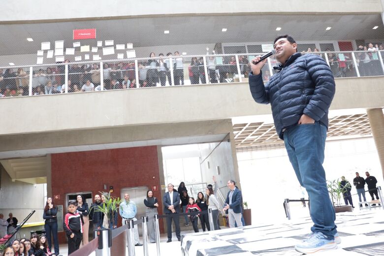 Pedro Ishi visita Sesi de Suzano e interage com estudantes e profissionais