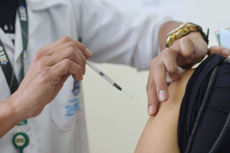 Saúde reforça vacinação contra o HPV em escolas das regiões norte e sul