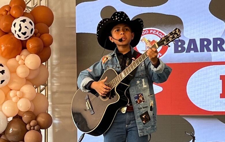 Leozinho agita o palco do Barretube com modão sertanejo