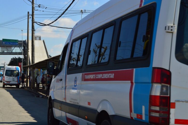 Vans deixam de parar em ponto e passageiros idosos reclamam 