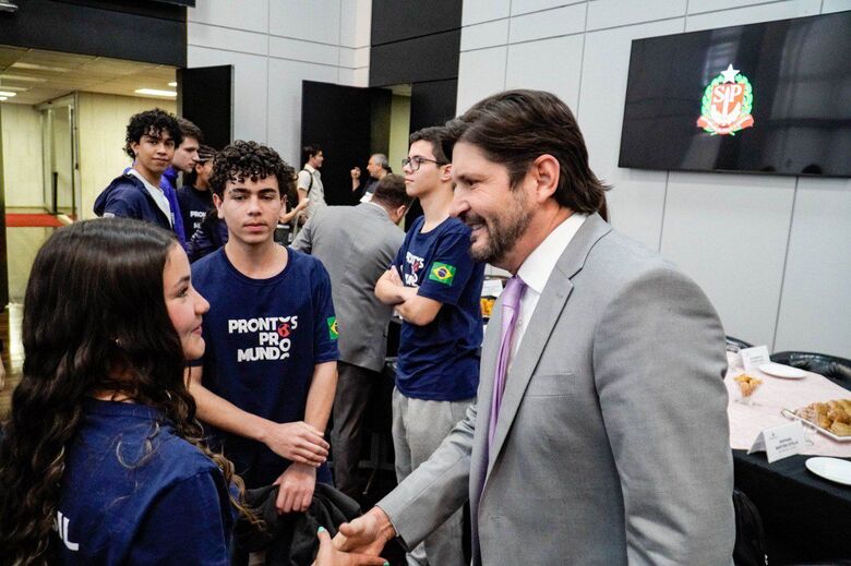 André do Prado recebe na Alesp estudantes do Alto Tietê do Programa 'Prontos pro Mundo'