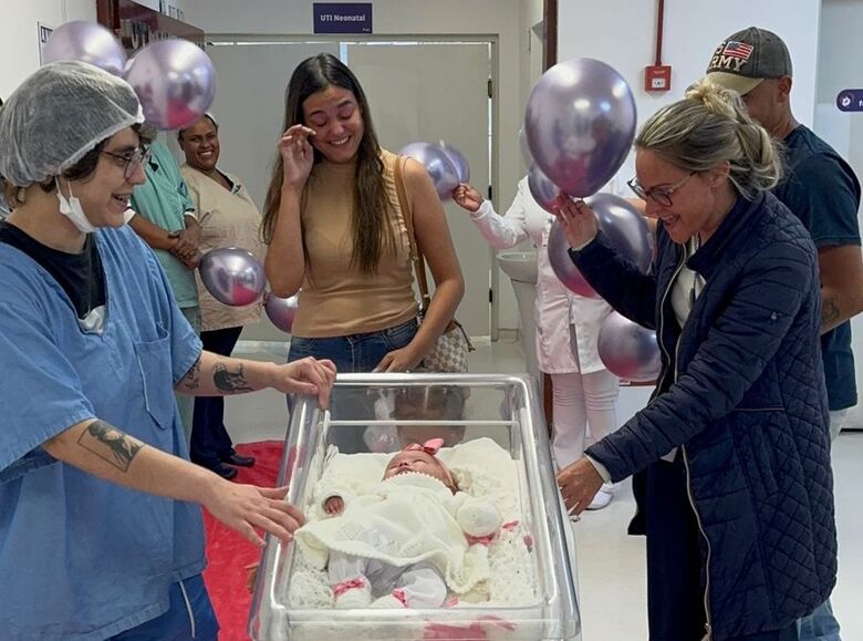Após longa internação na UTI Neonatal, bebês recebem alta 
