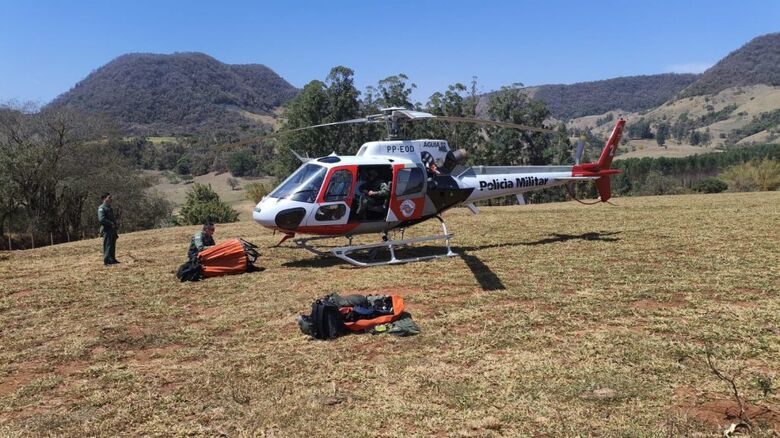 Para o controle das chamas, estão empenhadas 4 aeronaves, 3 helicópteros e 1 avião
