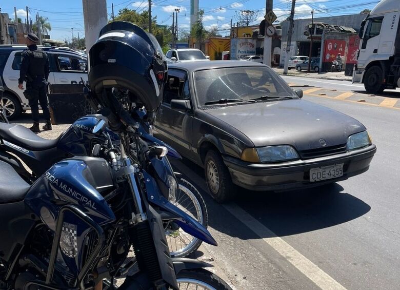 GCM de Poá recupera veículo furtado e prende suspeito em ação