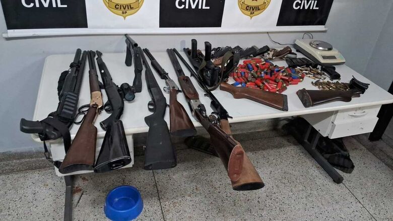 Armas foram apreendidas