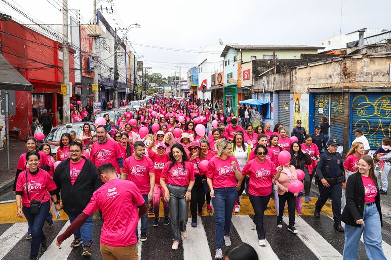 Caminhada do Outubro Rosa supera público e leva mensagem da prevenção para as ruas de Ferraz