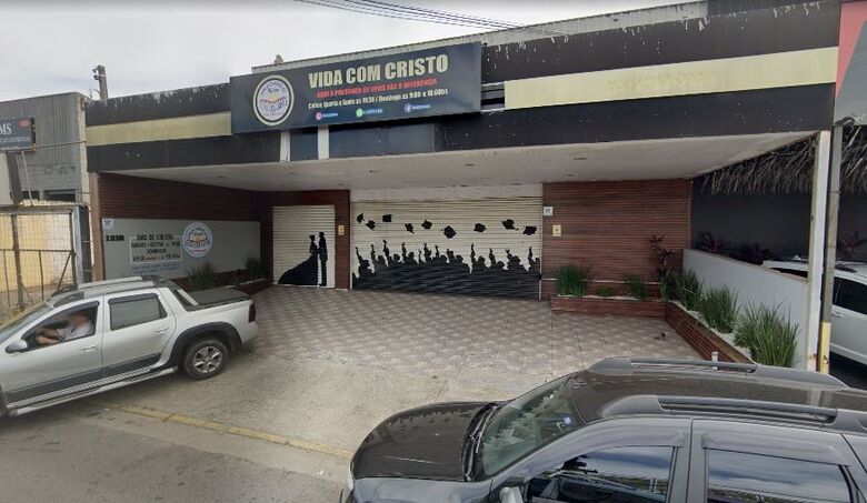 Outlet Solidário em Suzano oferece roupas de marca com preços especiais