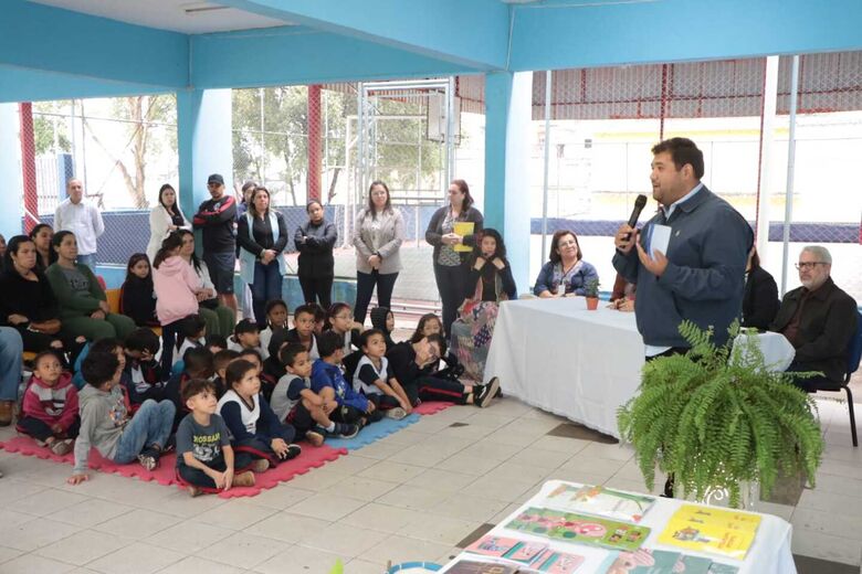 Prefeitura e Sesi lançam programa com entrega de mais de 13,6 mil livros a estudantes