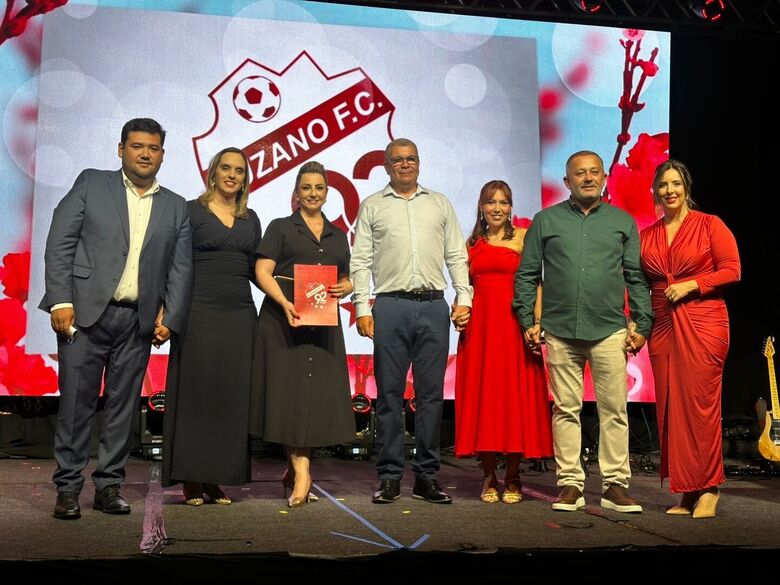 Larissa e Rodrigo Ashiuchi são homenageados pelo Suzaninho com o título de associados honorários