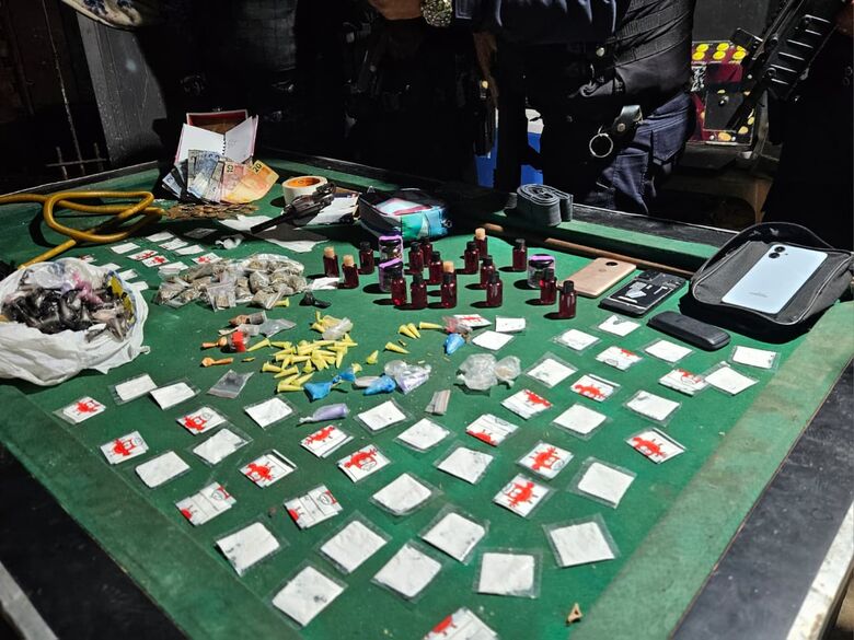 GCM de Itaquá descobre venda de drogas em comércio e apreende arma de fogo