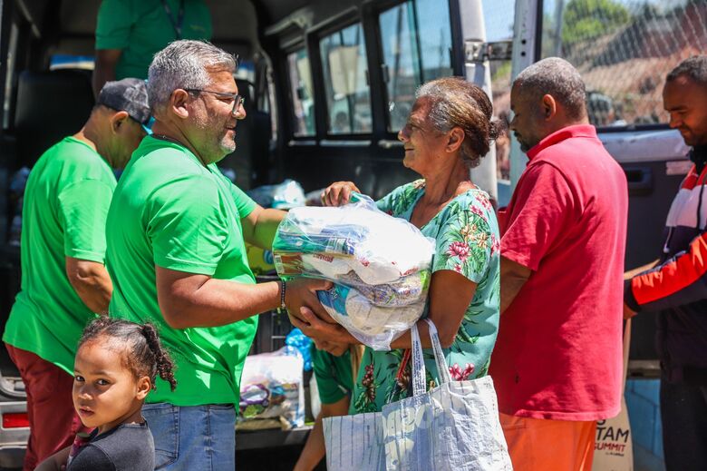 Fundo Social de Ferraz distribui cestas básicas e hortaliças na Vila Mariana