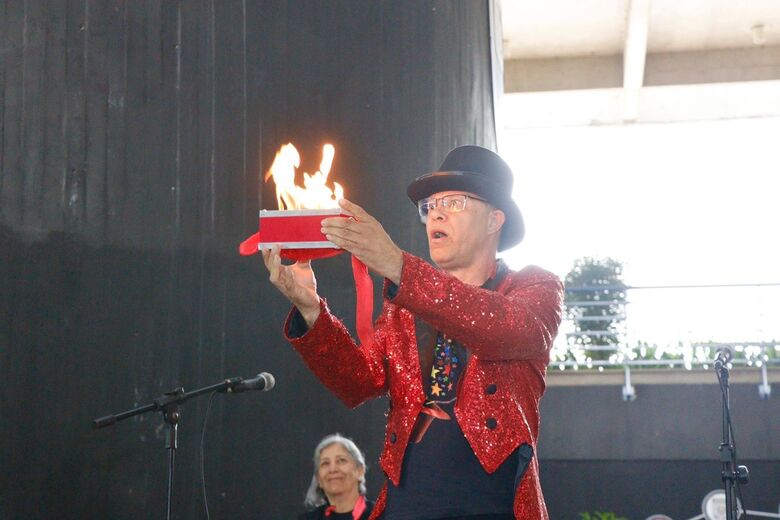 Apresentações artísticas marcam o Dia do Servidor no Paço Municipal
