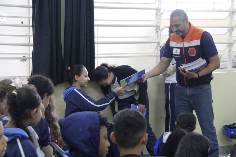 Defesa Civil prepara alunos para agir em situações de emergência em Poá