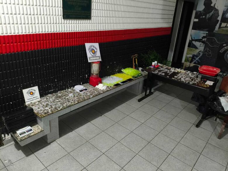 Entorpecentes e embalagens foram apreendidos 