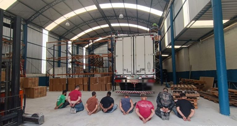 Polícia prende oito suspeitos e recupera carga de carne avaliada em quase R$ 1 milhão em Arujá