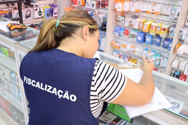 Procon de Suzano realiza ação de fiscalização durante a 'Black Friday'