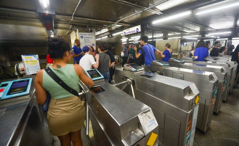 Não será necessário apresentar comprovante de escolaridade ou outro documento 