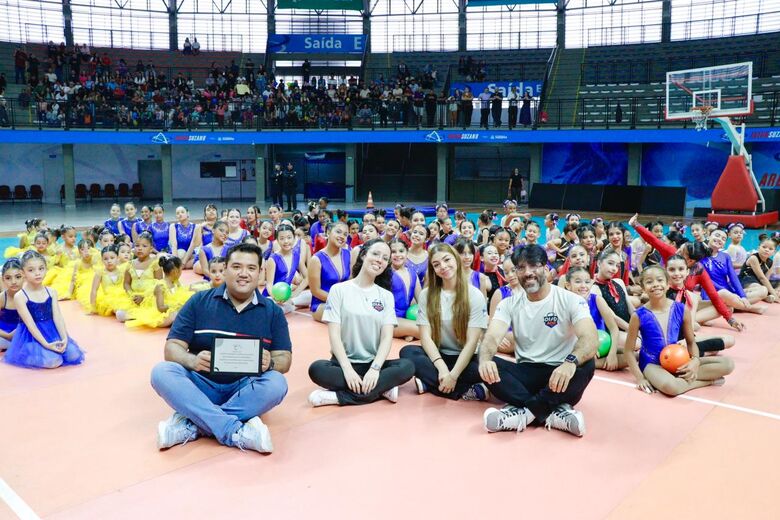 Arena Suzano recebe 800 alunos durante apresentações esportivas