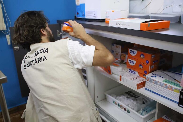 Vigilância Sanitária de Suzano interdita clínica de estética no Centro por irregularidades