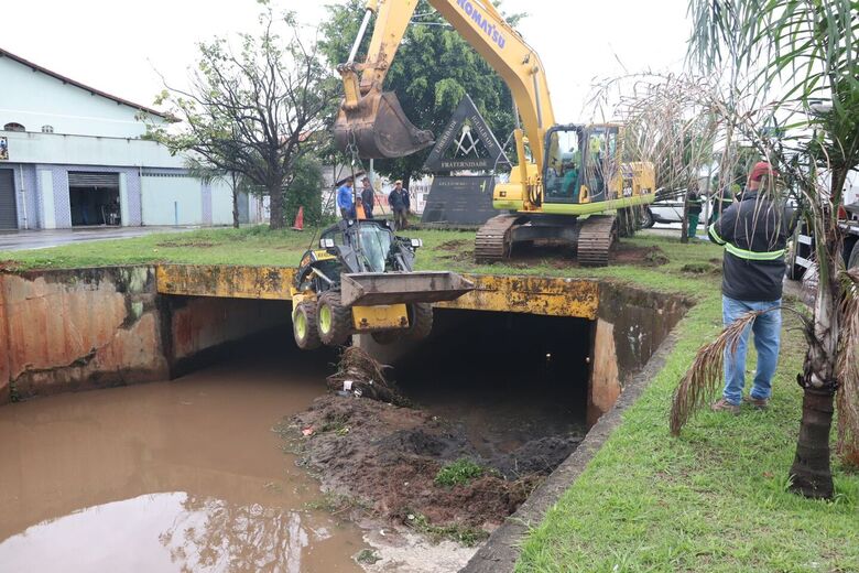 Rio Una é limpo em trecho entre a Padre Eustáquio e o Leon Feffer