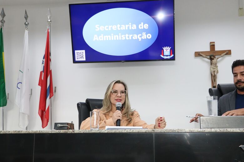 Administração anuncia concurso público para 41 funções em audiência na Câmara