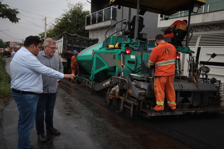 Pedro Ishi vistoria obra de pavimentação em rua do Jardim Casa Branca