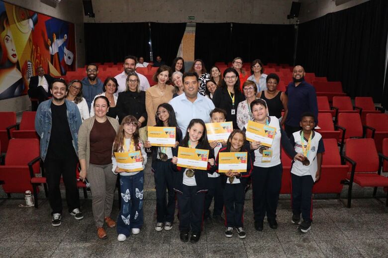 Homenagem reúne alunos vencedores do 'Fest Voz'