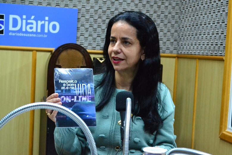 Jornalista Cristina Gomes lança livro sobre cyberbullying pela editora Viseu