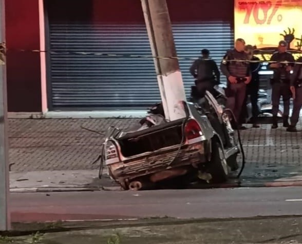 Carro colitiu contra poste 