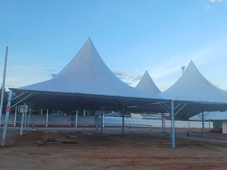 Estrutura do 33º Furusato Matsuri 2025 está pronta para receber o público em Mogi