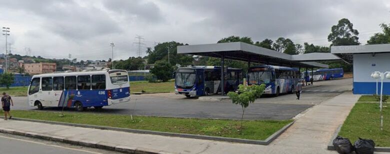 Cobertura de Terminal de Ônibus é danificado após ventos de 100km/h em Arujá