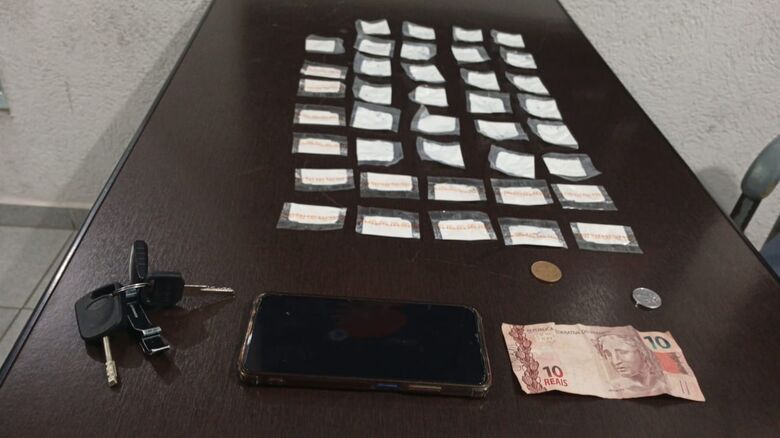 Drogas, dinheiro e carro foram apreendidos 