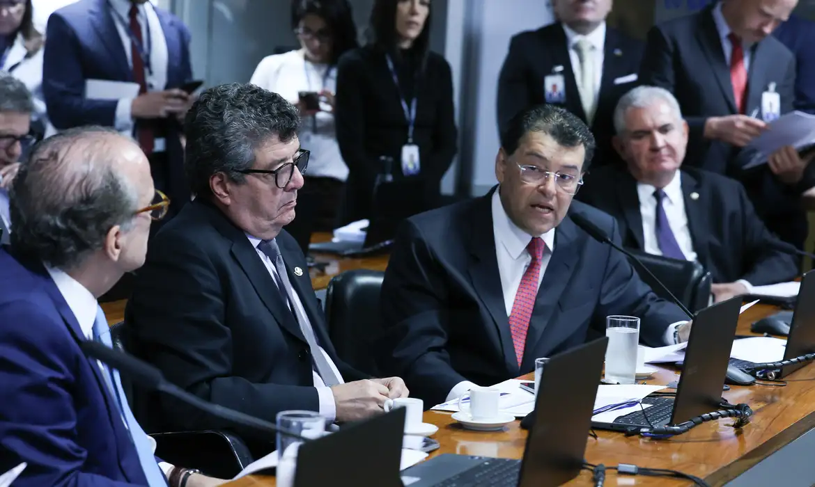  Senadores mantiveram texto apresentado na semana passada