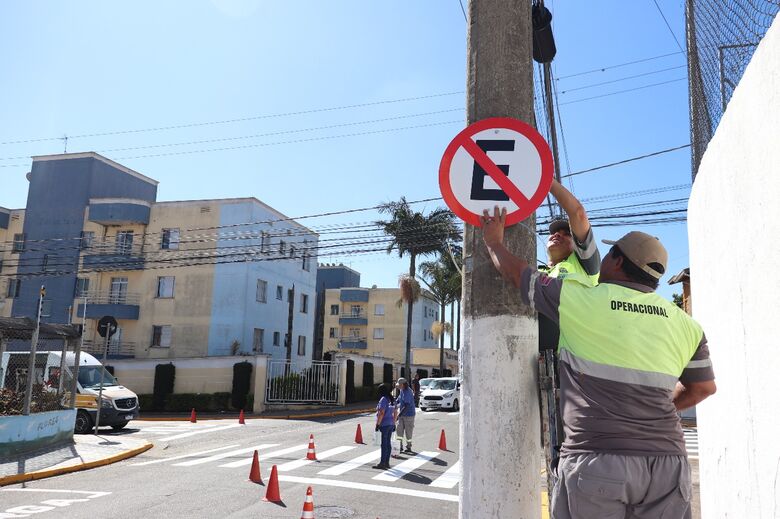 Placas de trânsito são substituídas