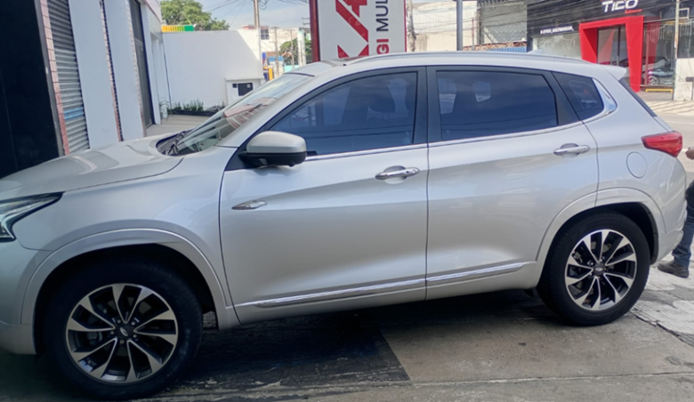 carro estava com placa trocada e documentação com informações divergentes