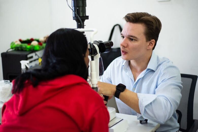 Mais de 300 pessoas idosas com exames de vista e entrega de óculos completos