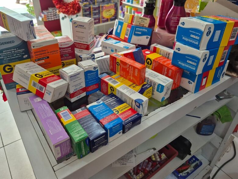 Vigilância apreende medicamentos, suplementos e cosméticos irregulares em farmácia no Jardim Revista