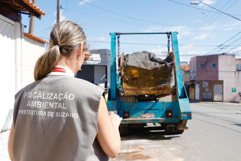 Meio Ambiente apreende caçambas irregulares na Jardim Colorado e no Jardim Anzai