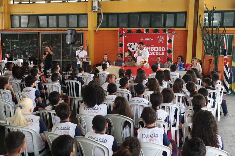 Projeto 'Bombeiro na Escola' forma 210 alunos da rede municipal de ensino