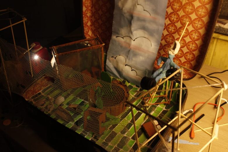 Espetáculo 'Vias de Fato: a infamiliar história no banheiro' estreia em Suzano