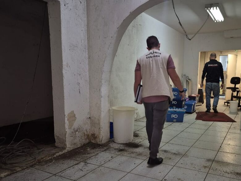 Vigilância Sanitária interdita drogaria por problemas estruturais e falta de limpeza