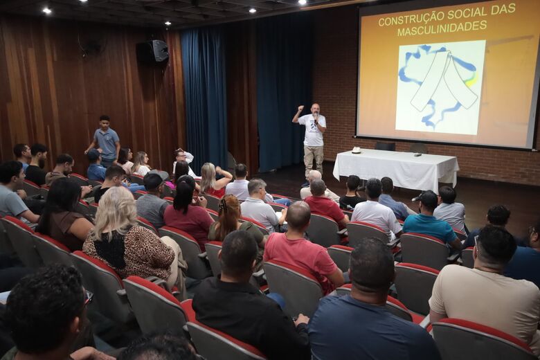 Servidores homens lotam evento pelo fim da violência contra a mulher