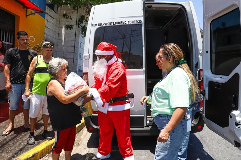 Natal Solidário leva cestas básicas a quatro bairros de Ferraz