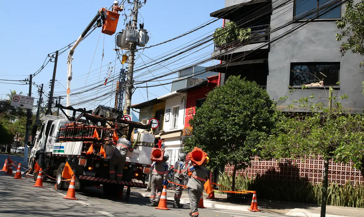 Moradores ainda enfrentam falta de energia em São Paulo